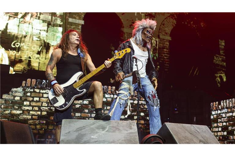 Iron-Maiden-Bassist Steve Harris mit dem Band-Maskottchen Eddie beim Konzert im Juni in Manchester