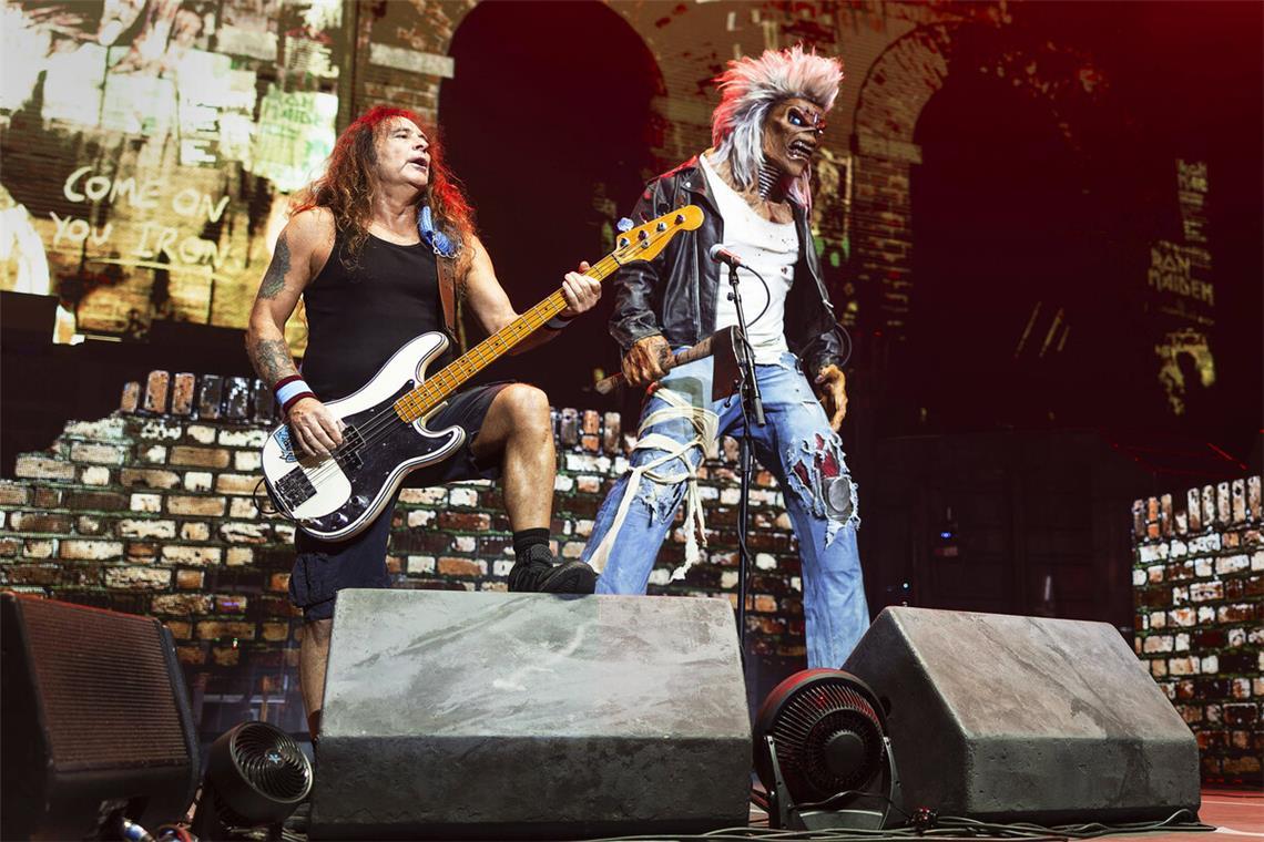 Iron-Maiden-Bassist Steve Harris spielt neben dem Band-Maskottchen Eddie beim Konzert im Juni in Manchester