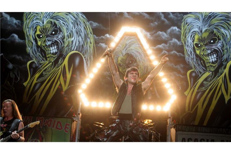 Iron Maiden bei einem Auftritt im Rahmen der Tour „Ozzfest“ (2005).