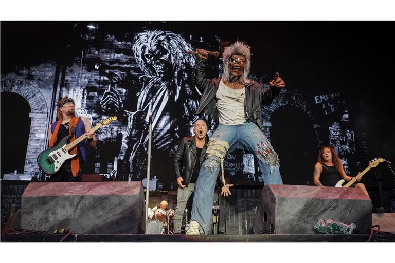 Iron Maiden mit ihrem Bandmaskottchen Eddie am Samstagabend in Stuttgart