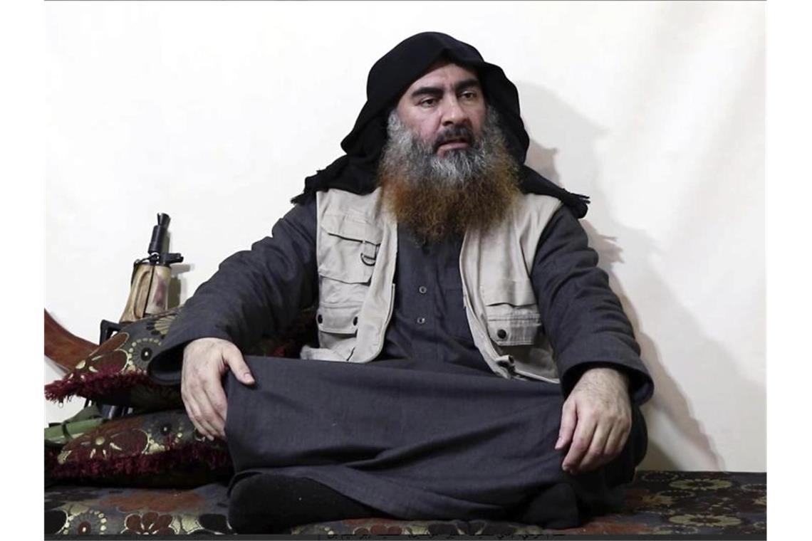 Trump verkündet Tod von IS-Anführer Al-Bagdadi IS-Chef Abu Bakr al-Bagdadi in einem undatierten Video der Terrororganisation. Foto: Uncredited/Al-Furqan media/AP/dpa