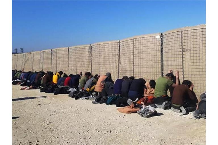 IS-Kämpfer, die von den kurdisch geführten Demokratischen Kräften Syriens nach einem Angriff auf das Gefängnis festgenommen wurden. Foto: Kurdish-led Syrian Democratic Forces/AP/dpa