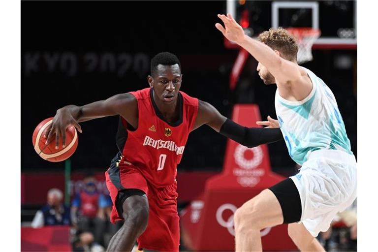 Isaac Bonga (l) wechselt nach Toronto. Foto: Swen Pförtner/dpa