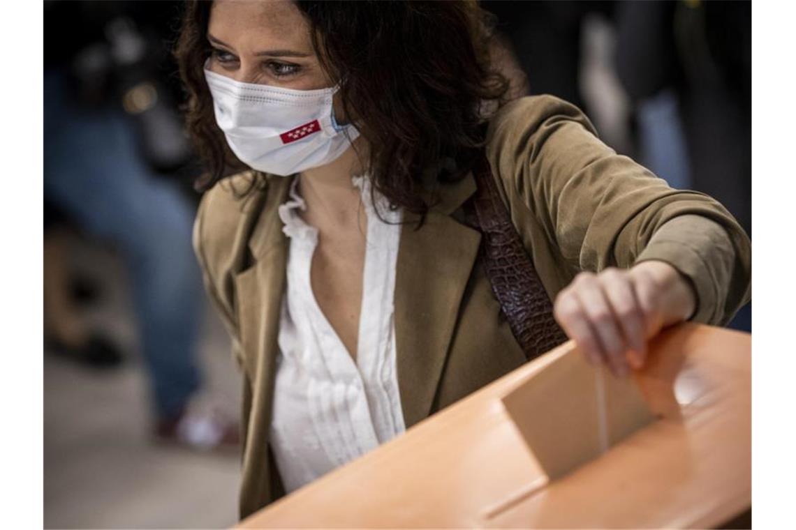 Isabel Diaz Ayuso, Präsidentin der Gemeinde Madrid und Kandidatin zur Wiederwahl, wirft ihre Stimme in eine Wahlurne. Foto: Bernat Armangue/AP/dpa