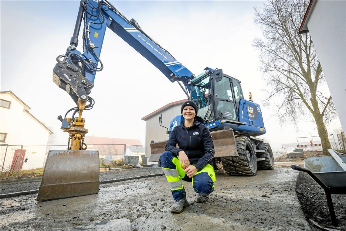 Isabel Kleiß genießt ihre Arbeit an der frischen Luft und die täglichen Herausforderungen als Baggerfahrerin. Foto: Alexander Becher