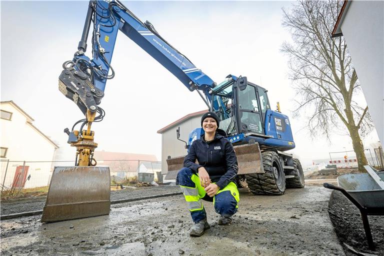 Isabel Kleiß genießt ihre Arbeit an der frischen Luft und die täglichen Herausforderungen als Baggerfahrerin. Foto: Alexander Becher