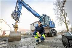 Isabel Kleiß genießt ihre Arbeit an der frischen Luft und die täglichen Herausforderungen als Baggerfahrerin. Foto: Alexander Becher