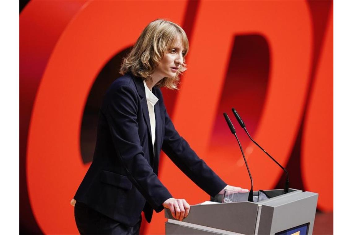 CDU-Generalin zu grüner Mahnung: „An eigene Nase fassen“ Isabell Huber spricht beim Parteitag der baden-württembergischen CDU. Foto: Uwe Anspach/dpa