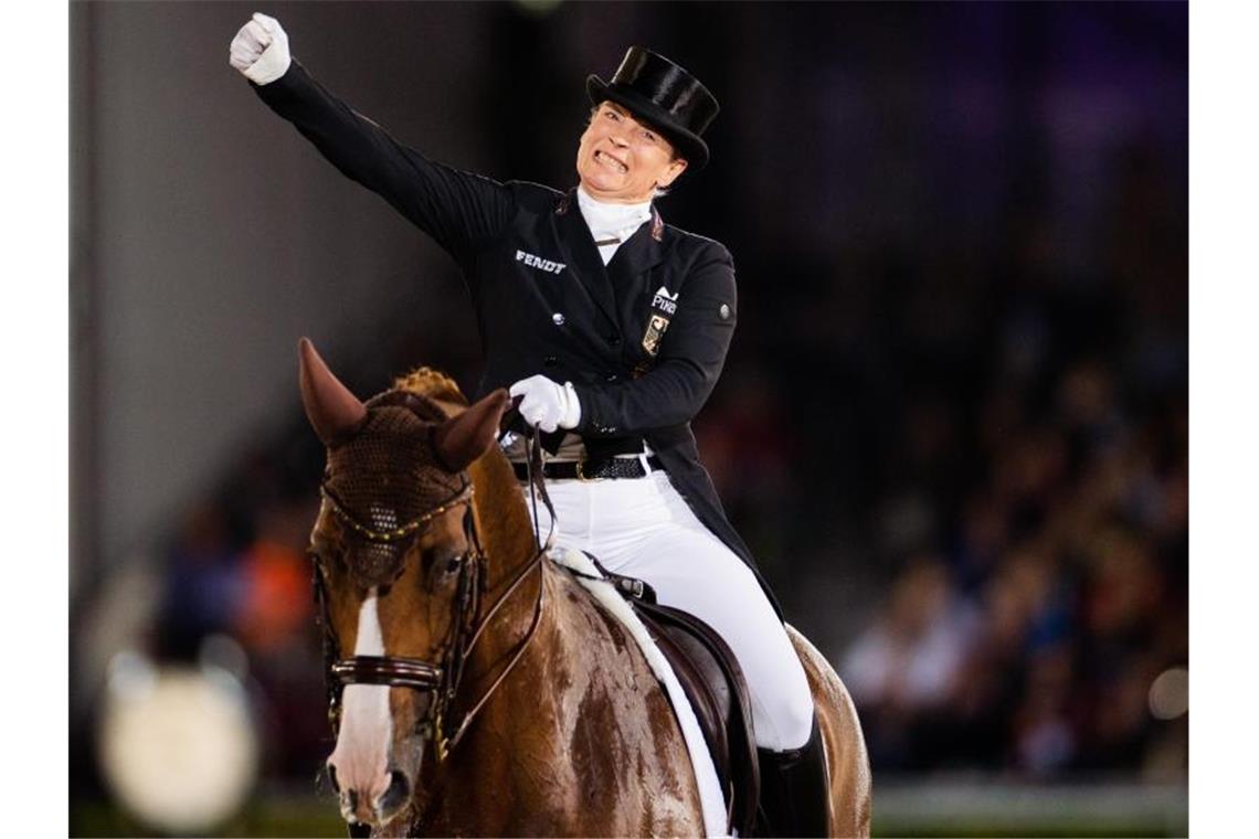 Rekordreiterin Isabell Werth feiert 19. EM-Goldmedaille Isabell Werth feiert ihren EM-Titel mit Pferd Bella Rose. Foto: Rolf Vennenbernd