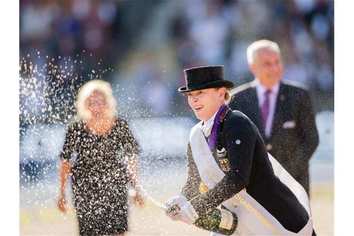 Isabell Werth feierte ihre 20. EM-Goldmedaille mit Champagner. Foto: Rolf Vennenbernd