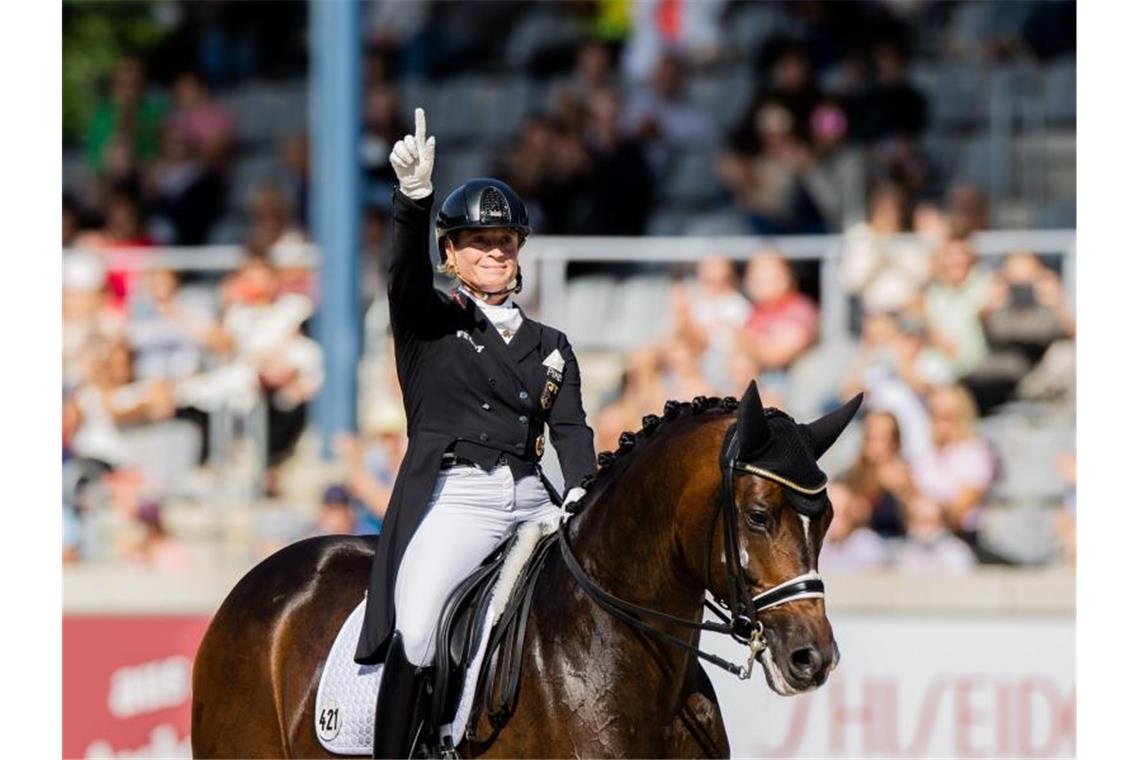 Isabell Werth freut sich auf ihrem Pferd „Quantaz“ über den Sieg. Foto: Rolf Vennenbernd/dpa