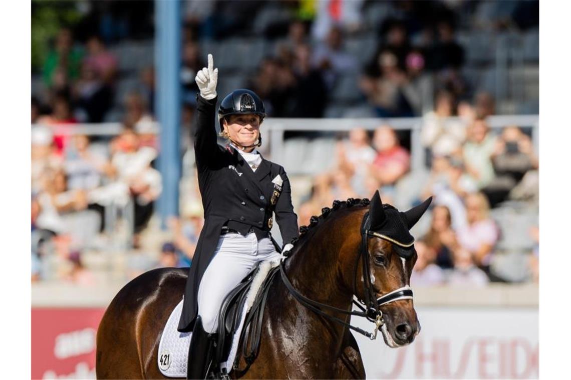 Deußer auf der CHIO-Siegertafel: Sieg im Großen Preis Isabell Werth freut sich auf ihrem Pferd „Quantaz“ über den Sieg. Foto: Rolf Vennenbernd/dpa