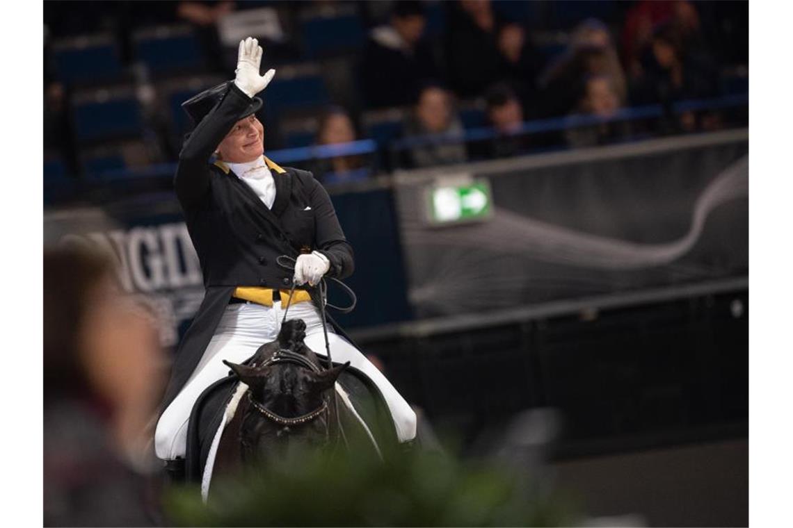 Isabell Werth winkt nach der Kür ins Publikum. Foto: Sebastian Gollnow/dpa