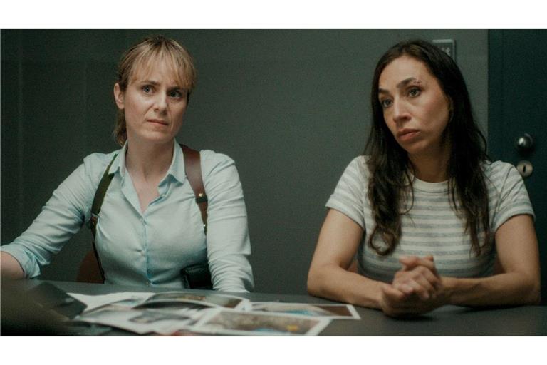 Isabelle Grandjean (Anna Pieri Zuercher, links) und Tessa Ott (Carol Schuler) treffen auf zahlreiche Verdächtige.