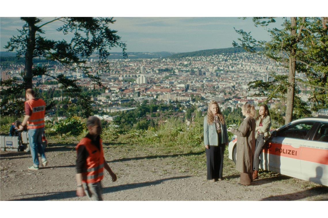 Der Kampf ums Haar Isabelle Grandjean (Anna Pieri Zuercher), Tessa Ott (Carol Schuler) und Staatsanwältin Anita Wegenast (Rachel Braunschweig) werden am Morgen zum Tatort gerufen.