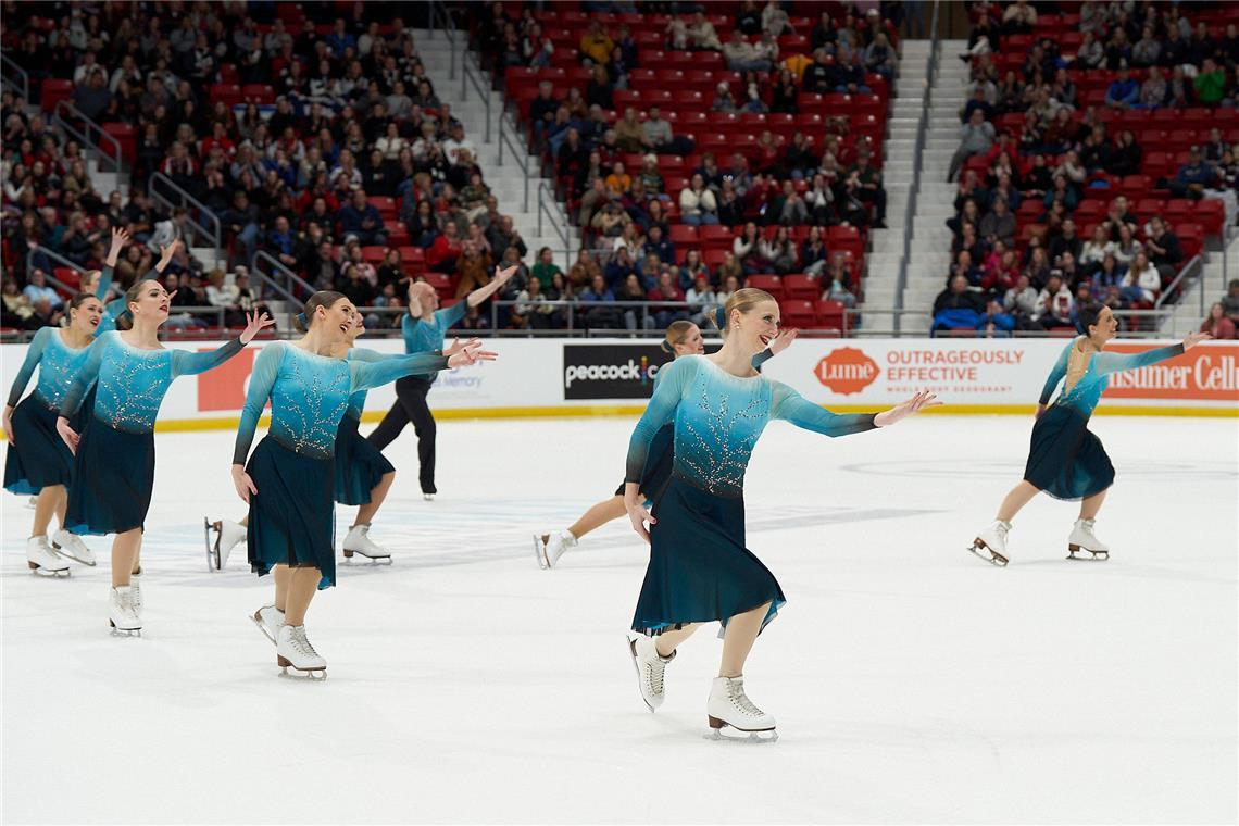 Synchroneiskunstlauf: Eine von vielen Königinnen auf dem Eis Isabelle Perri (vorne) lief mit ihrem Team bei der Weltmeisterschaft im Jahr 2023 in Lake Placid, einem kleinen Wintersportort im US-Bundesstaat New York. Fotos: privat