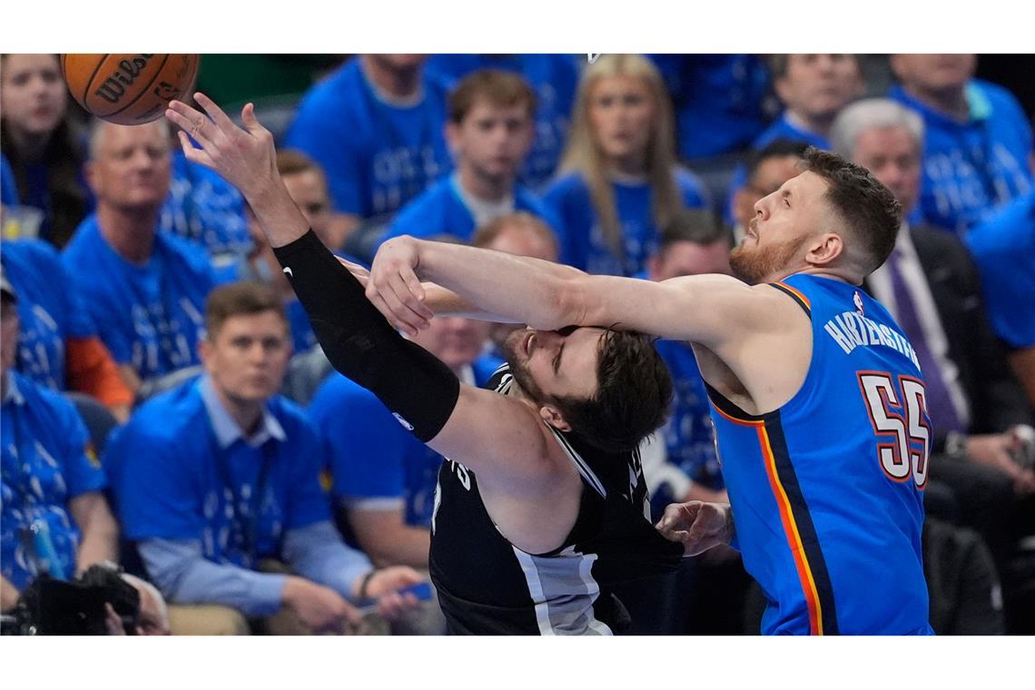 Isaiah Hartenstein (55) blockt einen Wurf von Luke Kornet (7).