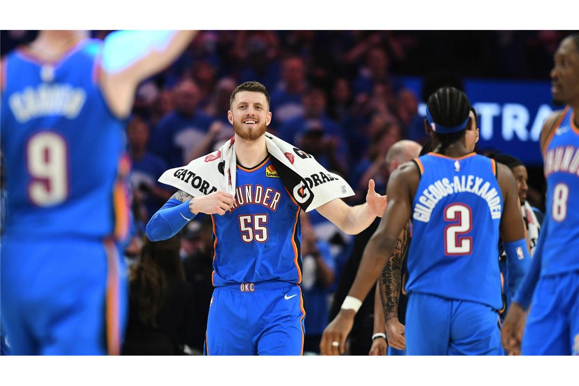 Bilder des Tages Isaiah Hartenstein (55) von Oklahoma City Thunder jubelt in der ersten Hälfte eines Spiels gegen die Denver Nuggets.