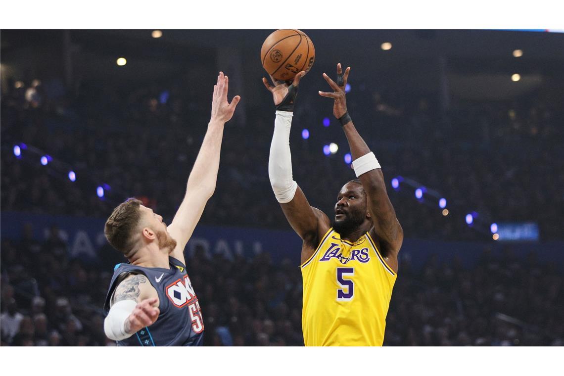 Isaiah Hartenstein (l.) stellte Deandre Ayton und die Lakers vor Probleme.