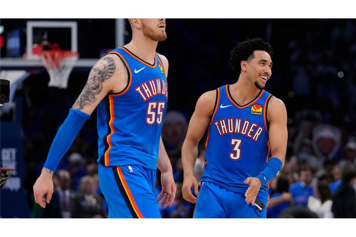 Isaiah Hartenstein (l) überzeugte beim Sieg gegen die San Antonio Spurs.