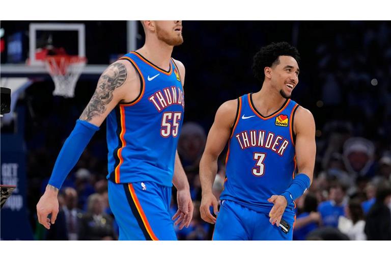 Isaiah Hartenstein (l) überzeugte beim Sieg gegen die San Antonio Spurs.