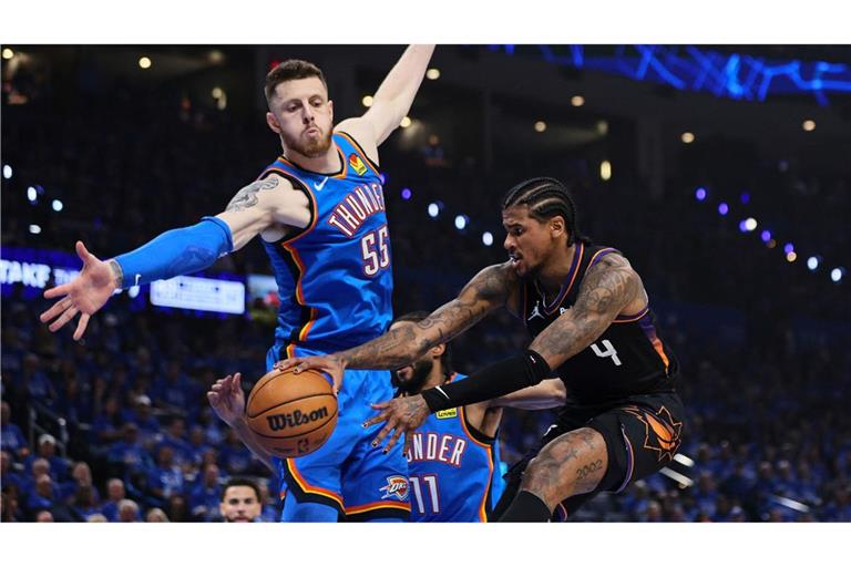 Isaiah Hartenstein (l) versucht den Ball zu blocken.