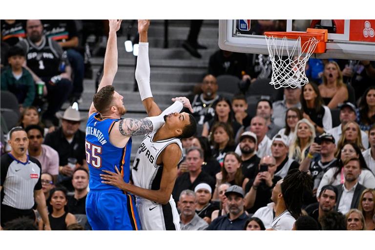 Isaiah Hartenstein (links) legte für Oklahoma in Spiel fünf gegen die San Antonio Spurs um Starspieler Victor Wembanyama 15 Rebounds auf.