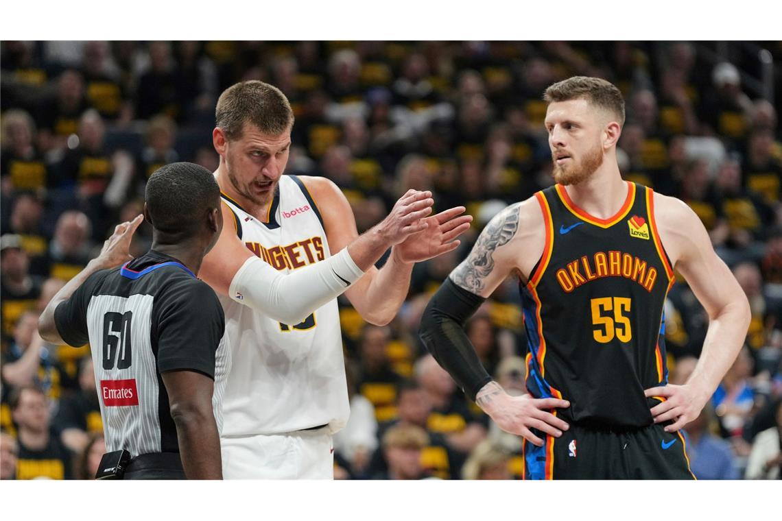 Hartenstein unter Druck: OKC verliert Spiel drei in Denver Isaiah Hartenstein (r.) verbuchte für die Oklahoma City Thunder zehn Punkte gegen die Denver Nuggets.
