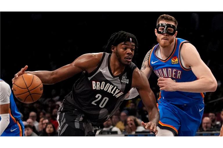 Isaiah Hartenstein (re.) spielte beim Sieg der Oklahoma City Thunder mit Gesichtsmaske.