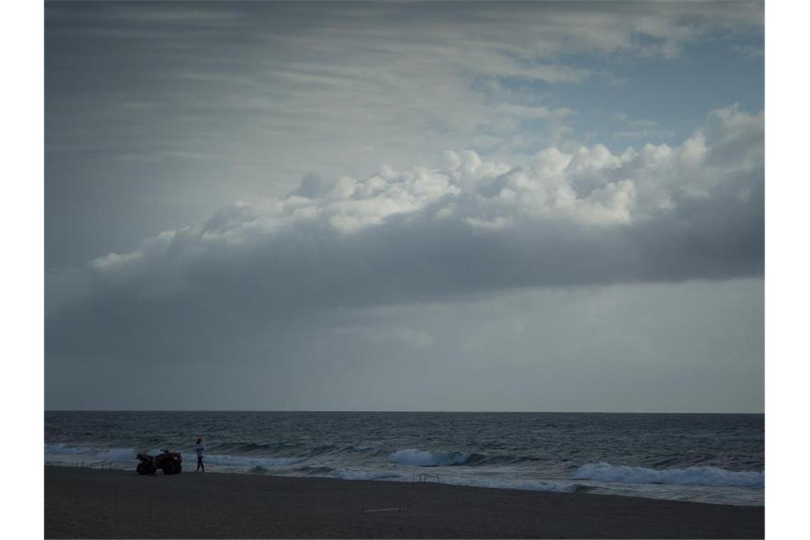 „Isaias“ soll den Prognosen zufolge trotzdem spürbare Auswirkungen mit sich bringen. Foto: Thomas Cordy/Palm Beach Post via ZUMA Wire/dpa