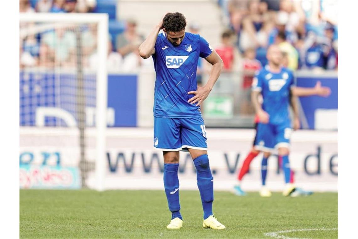 Ishak Belfodil von 1899 Hoffenheim steht auf dem Spielfeld. Foto: Uwe Anspach/dpa