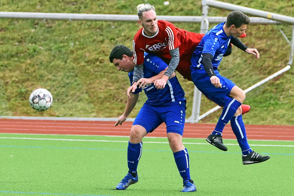 FC Oberrot hat die Nase vorne Ishak Mujkic – im Luftkampf mit den Kleinaspachern Luc Allmendinger (links) und Michael Renz (rechts) – belegt mit dem SV Spiegelberg den fünften Rang. Foto: T. Sellmaier
