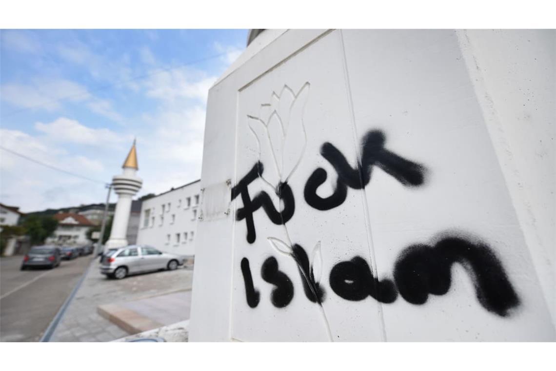 Islamfeindlichkeit (hier 2016 vor der Moschee in Schwäbisch Gmünd) führt zu nichts Gutem. Junge Muslime fühlen sich ungerecht behandelt und wenden sich von der deutschen Gesellschaft ab. :