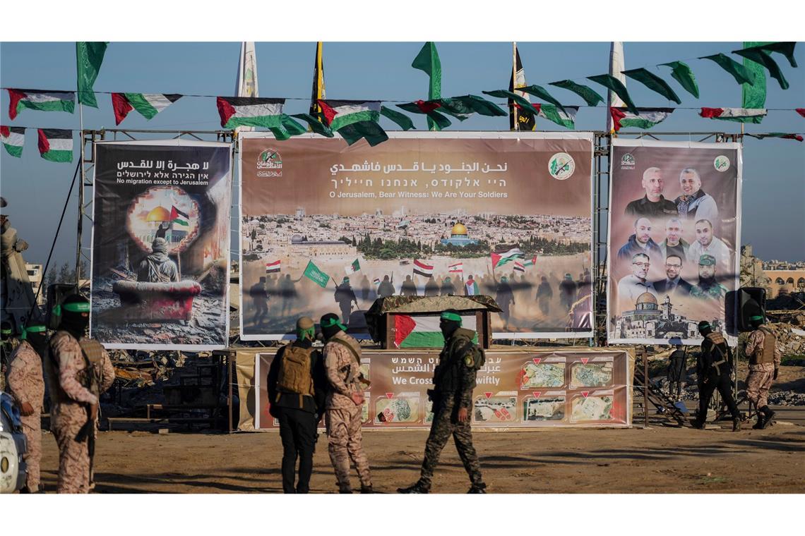 Islamisten lassen drei weitere Geiseln im Gazastreifen frei Islamisten übergaben die drei Männer in der Stadt Chan Junis im Süden des Gazastreifens an Vertreter des Roten Kreuzes.