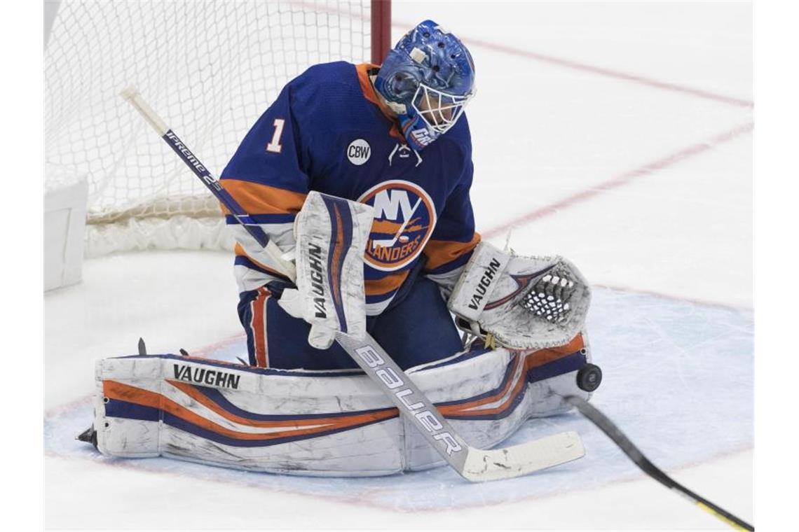 Islanders-Goalie Thomas Greiss kam im New Yorker Derby gegen die Rangers auf 40 Paraden. Foto: Mary Altaffer/AP/dpa