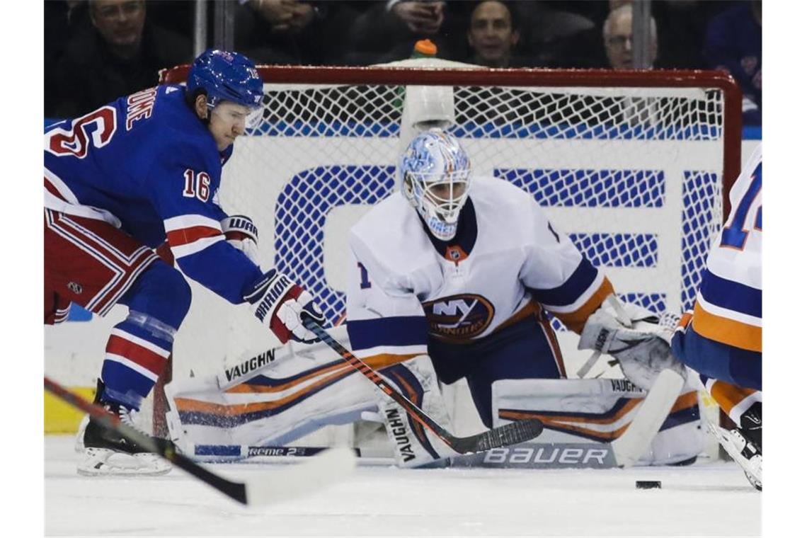 Islanders-Goalie Thomas Greiss (M) kam im New Yorker Derby gegen die Rangers auf 40 Paraden. Foto: Frank Franklin Ii/AP/dpa