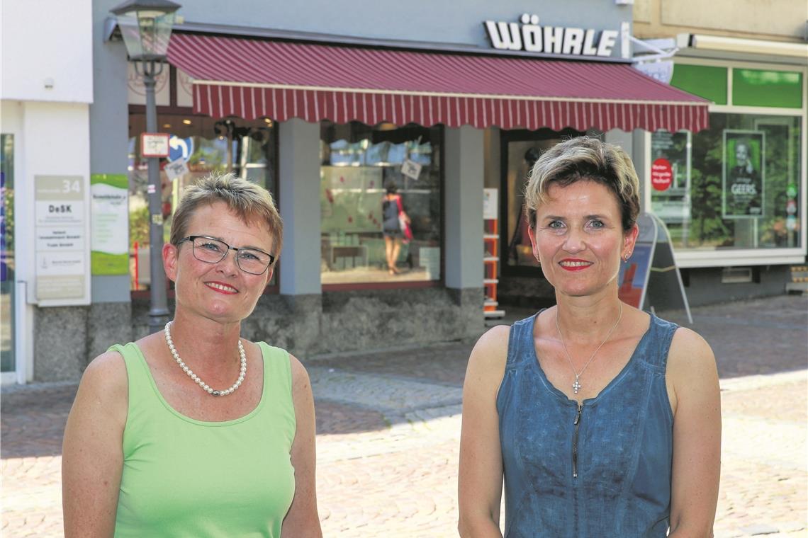 Isolde Wöhrle-Nachtrieb (links) und Carolin Wöhrle-Reiter haben die Gelegenheit beim Schopf gepackt und ihre Parfümerien in Backnang und Winnenden an Schuback verkauft. Foto: A. Becher