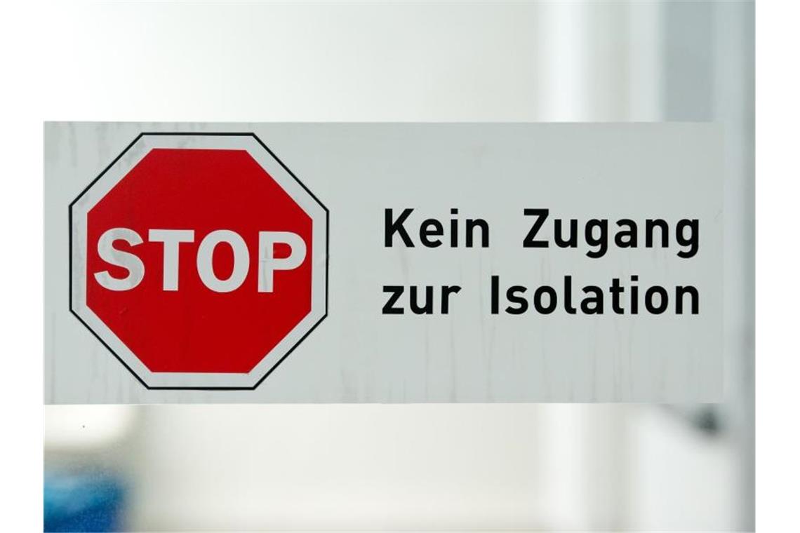 Immer mehr Covid-19-Fälle: Welches Risiko hat Deutschland? Isolierstation: Experten nehmen an, dass es auch in europäischen Ländern längst weitere Infektionsketten geben könnte, von denen bisher niemand ahnt - auch in Deutschland. Foto: Sven Hoppe/dpa