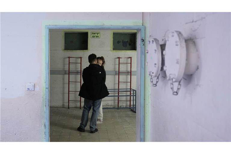 Israel greift den Iran an - Zivilisten stehen in Ramat Gan in einem Schutzraum, nachdem Alarm ausgelöst wurde infolge eines israelischen Angriffs auf den Iran.