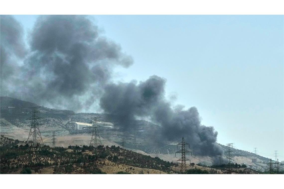 Israel attackiert Raketenanlagen im Iran Israel greift unter anderem Atomanlagen und Verteidigungsstellungen an - aber auch Öllager wie dieses.