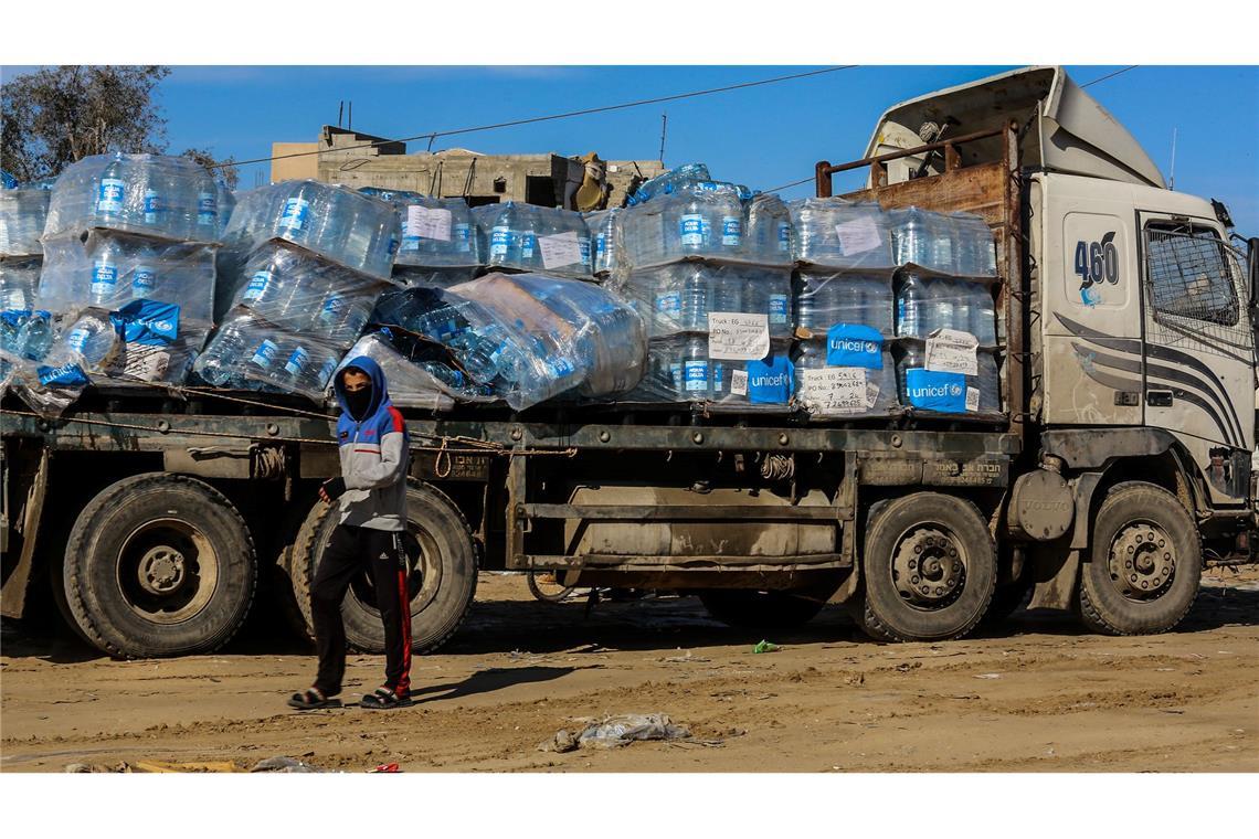 UN-Palästinenserhilfswerk setzt Arbeit trotz Verbots fort Israel hat ein Arbeitsverbot für das UN-Palästinenserhilfswerk UNRWA in Kraft gesetzt.