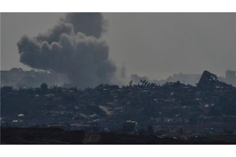 Israel hat erneut Dutzende Angriffe auf den Gazastreifen geflogen.