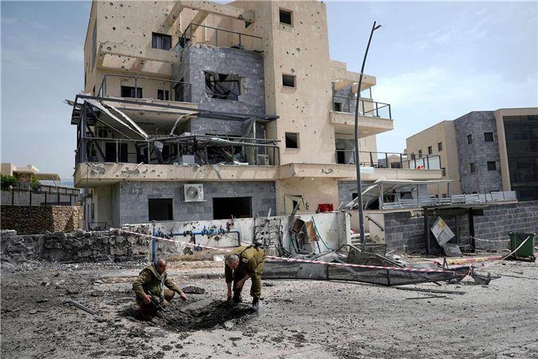 Israel, Kiriat Schmona: Israelische Sicherheitskräfte untersuchen den Einschlag einer aus dem Libanon abgefeuerten Rakete.