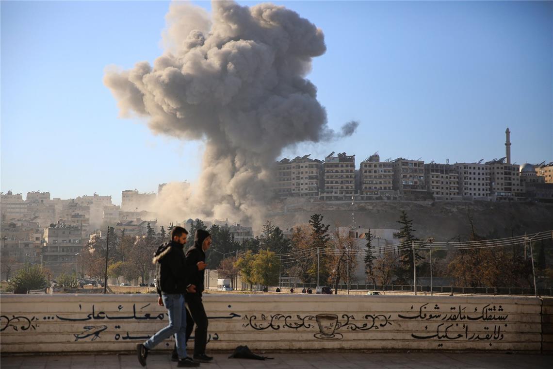 Netanjahu warnt Einwohner der Stadt Gaza: „verschwinden Sie" Israel stellt sich angesichts der überraschend schnellen Offensive der Rebellen im benachbarten Syrien Medienberichten zufolge auf einen möglichen Kollaps der syrischen Armee ein.