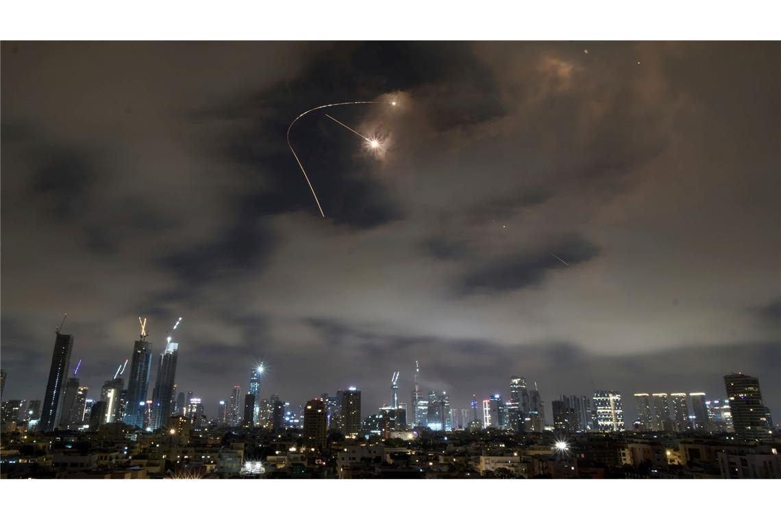 Iran meldet Angriff auf Ghom und Explosion in Isfahan Israel und der Iran greifen sich weiter gegenseitig an.