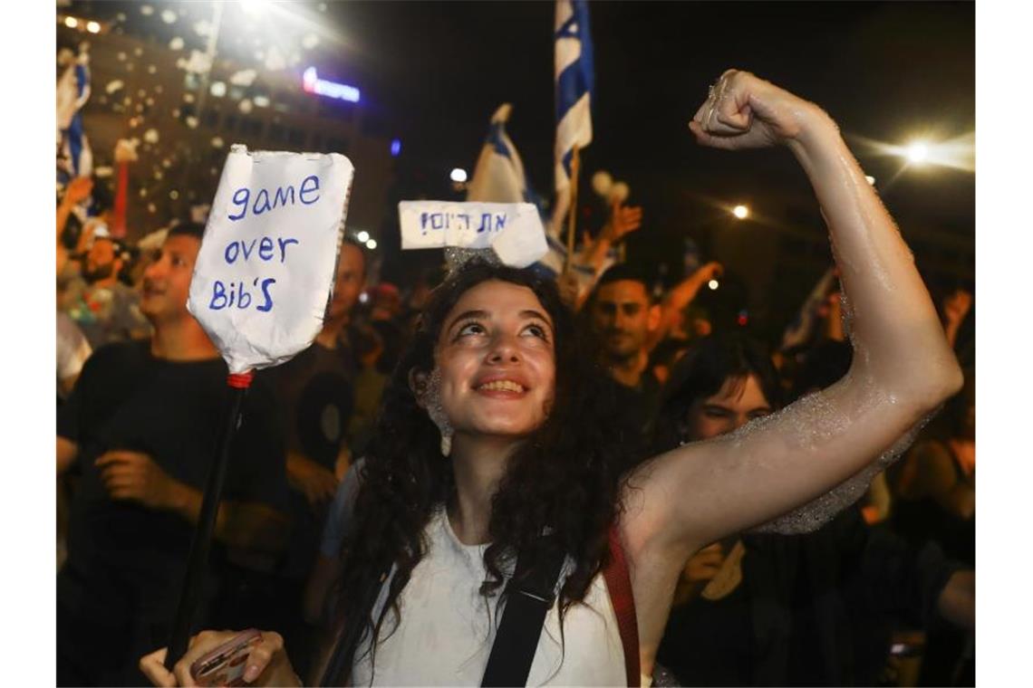 Israelis feiern die Vereidigung der neuen Regierung. Eine knappe Mehrheit der Abgeordneten im israelischen Parlament hat für die neue Regierung gestimmt. Foto: Oded Balilty/AP/dpa