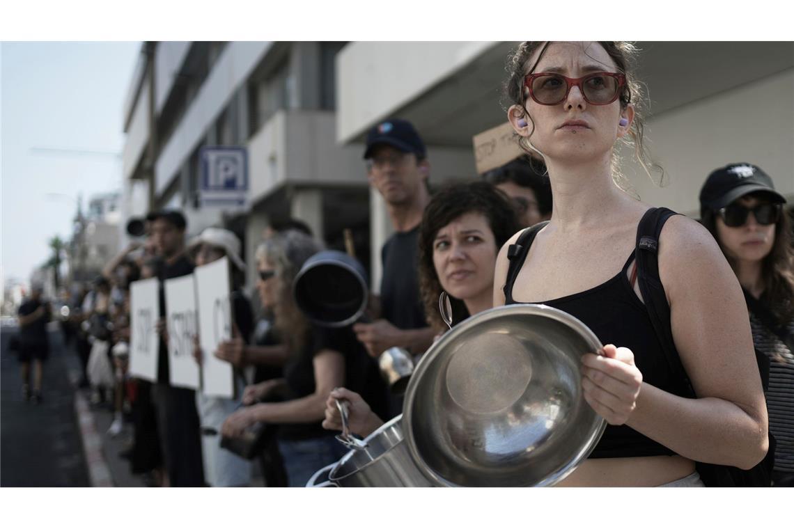 Israelische Aktivistinnen schlagen vor einer Außenstelle der US-Botschaft in Tel Aviv auf Töpfe und Pfannen, um auf den Hunger der palästinensischen Zivilbevölkerung im Gazastreifen aufmerksam zu machen.