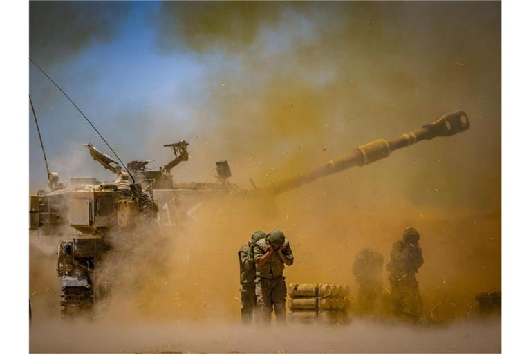 Israelische Artilleriekorps feuern in den Gazastreifen nahe der südisraelischen Stadt Sderot. Foto: JINI/XinHua/dpa