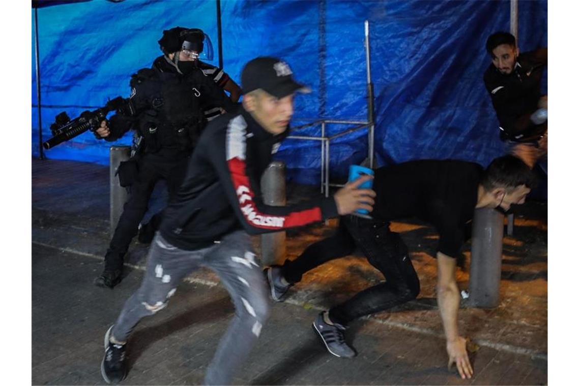 Festnahmen und Verletzte bei Zusammenstößen in Jerusalem Israelische Bereitschaftspolizei und muslimische Gläubige geraten in der Altstadt von Jerusalem aneinander. Foto: Ilia Yefimovich/dpa
