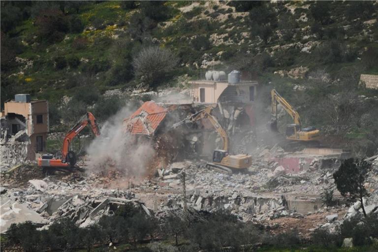 Israelische Bulldozer zerstören Häuser im Südlibanon, gesehen von Nordisrael aus. (Archivbild).